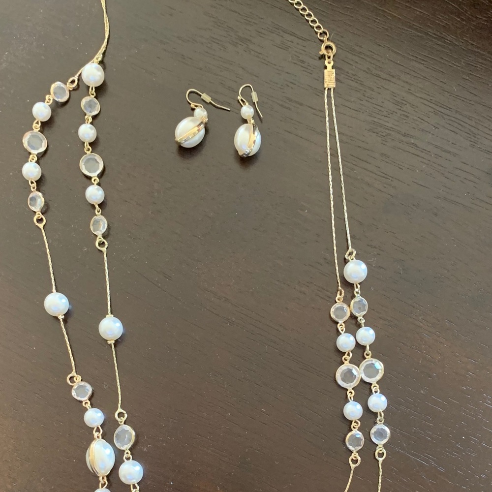 Faux pearl necklace and earring set
